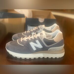 ***NWT***New Balance 574 Legacy Men’s size 8.5 Gray and White